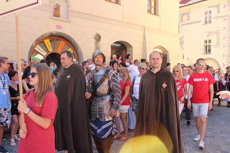 Kočár tažený koňmi přivezl na Velké náměstí Leonu Machálkovou. V průvodu se představili všichni účinkující.