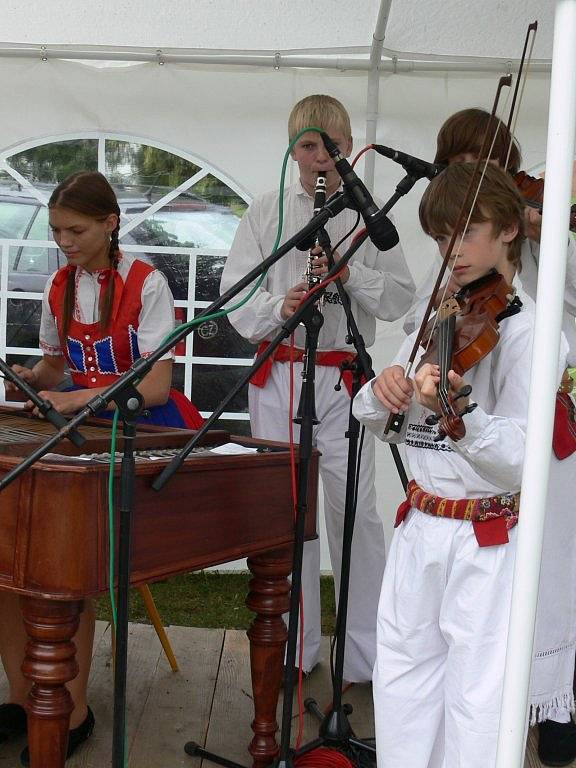 Víkend patřil v Jámě desátému Hudebnímu festivalu pod lípou. Víkend patřil v Jámě desátému Hudebnímu festivalu pod lípou. 