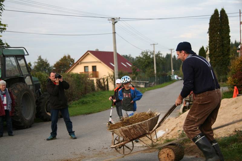 Venkovské ženy slavily v sobotu svátek. V Konopišti to všichni pořádně rozjeli.