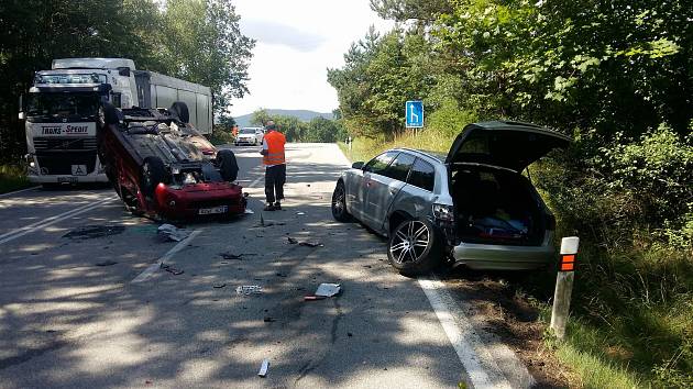 Nehoda dvou vozidel se obešla bez vážnějších zranění.