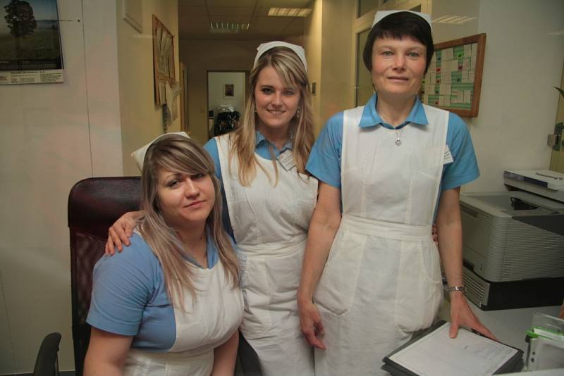 Zhruba pětadvacet sester v Prachatické nemocnici vzaly nápad obléknout si modrobílé stejnokroje za svůj. Vidět v něm mohli pacienti také Janu Hazukovou, Petru Šefranyovou a Marii Kahudovou.