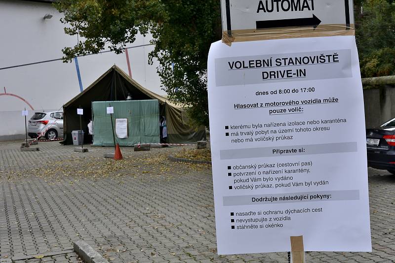 Volební drive-in stanoviště u zimního stadionu v Berouně.