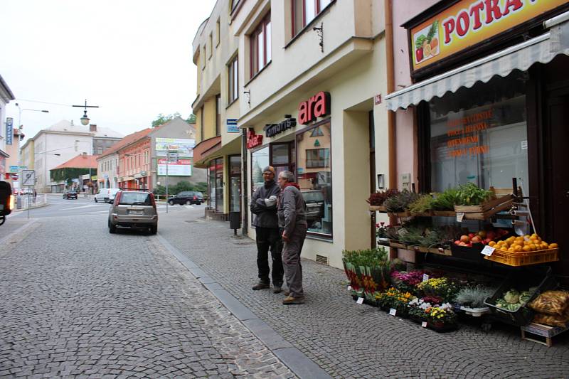 Kvůli bezpečnosti chodců je kolem brány postaveno lešení.