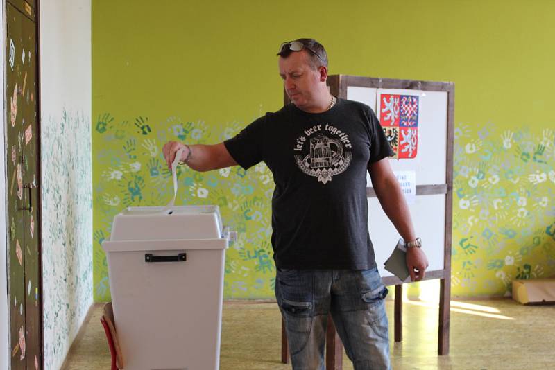 Úderem druhé hodiny se v pátek otevřelo 127 volebních místnosti v berounském regionu. Začaly volby do Poslanecké sněmovny Parlamentu České republiky. Zhruba sedmdesát tisíc voličů tak dostalo šanci ovlivnit politické dění ve své zemi. Z toho v Berouně jic