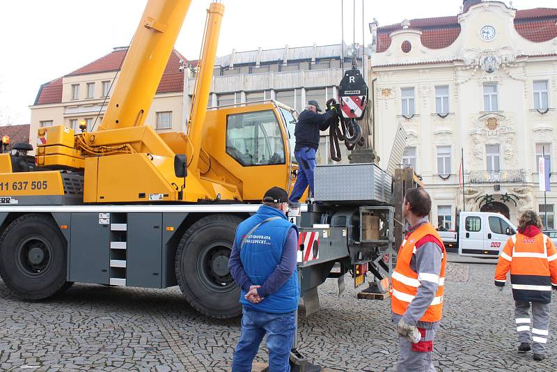 Centrum Berouna už zdobí nový vánoční strom. Letos je jím smrk z Vančurovy ulice.