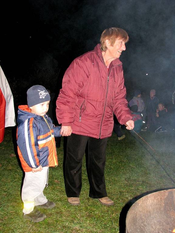 Předvečerní setkání k oslavě 17. listopadu na Tetíně zpestřil ohňostroj