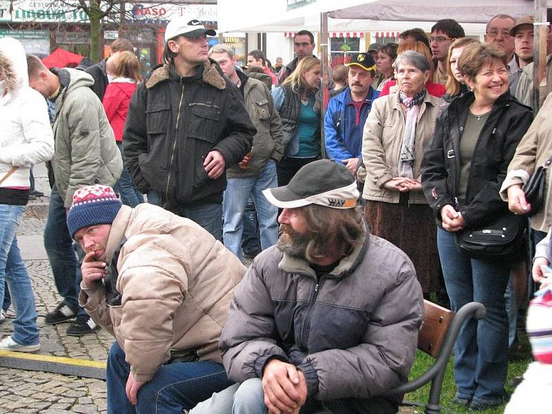 Na Husovo náměstí přišly slavit výročí revoluce stovky lidí