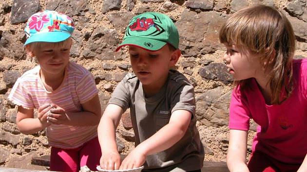 Na děti čekalo na hradě Točníku mnoho her a zábavy. Mohly si vyzkoušet i výrobu keramiky.