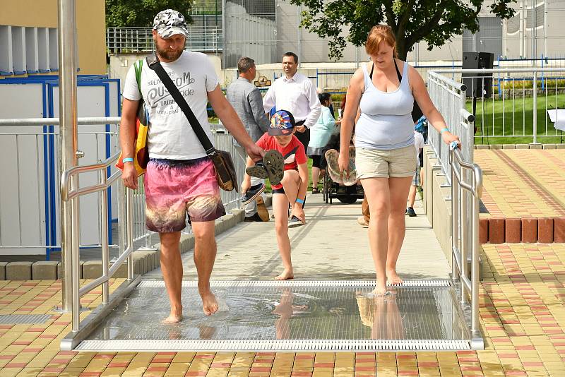 Ze slavnostního otevření berounského venkovního koupaliště na Velkém sídlišti.