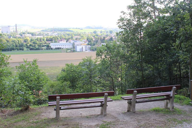 Lesopark Knihov ve Zdicích se stal oblíbeným místem pro pasivní i aktivní odpočinek.