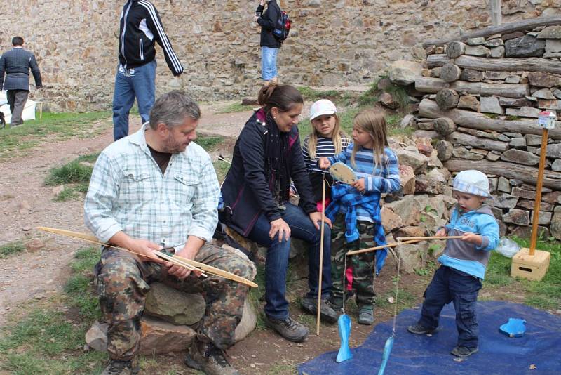 Šermířská utkání z drsného středověku, dobové stánky a další historické zajímavosti si v sobotu užili návštěvníci hradu Točník. 