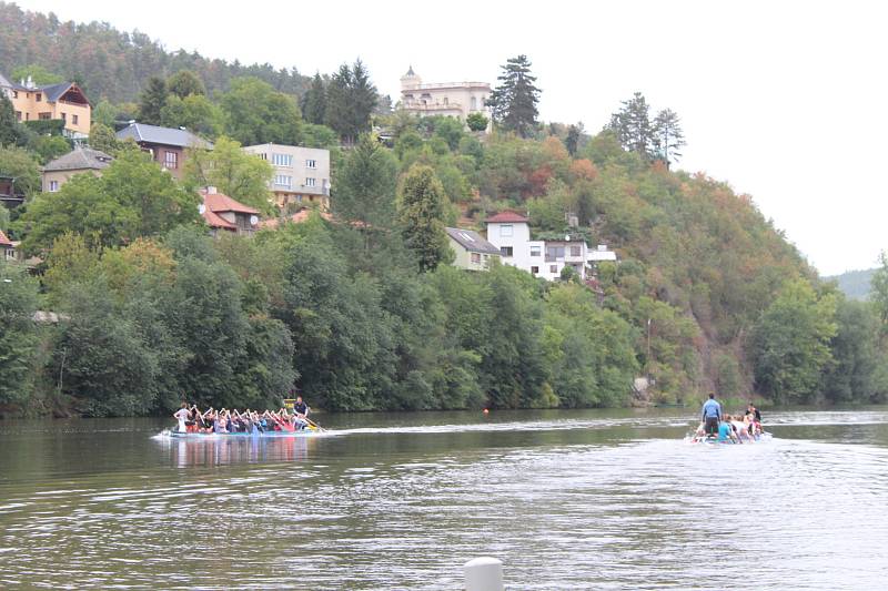 V berounském autokempu bylo o víkendu rušno. Konal se zde už 13. ročník závodů dračích lodí Berounský drak. Jeho součástí byl i Lunapark pro děti.