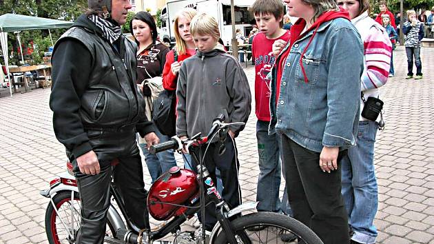 Naleštěné mopedy i jejich vyšňoření majitelé byli v sobotu v Žebráku centrem zájmu dospělých i dětí. Na místní  náměstí se jich letos sjely stovky z širokého okolí.