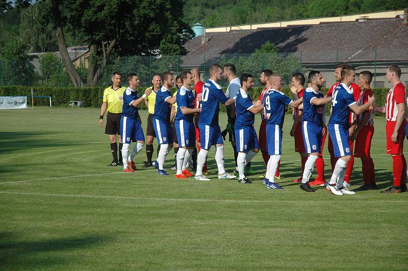 Přes 660 diváků sledovalo odvetný zápas finále poháru, ve kterém se radoval z poháru pro prvního Komárov (v modrém).