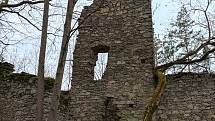Umělá zřícenina hradu nad městečkem Nalžovské Hory.