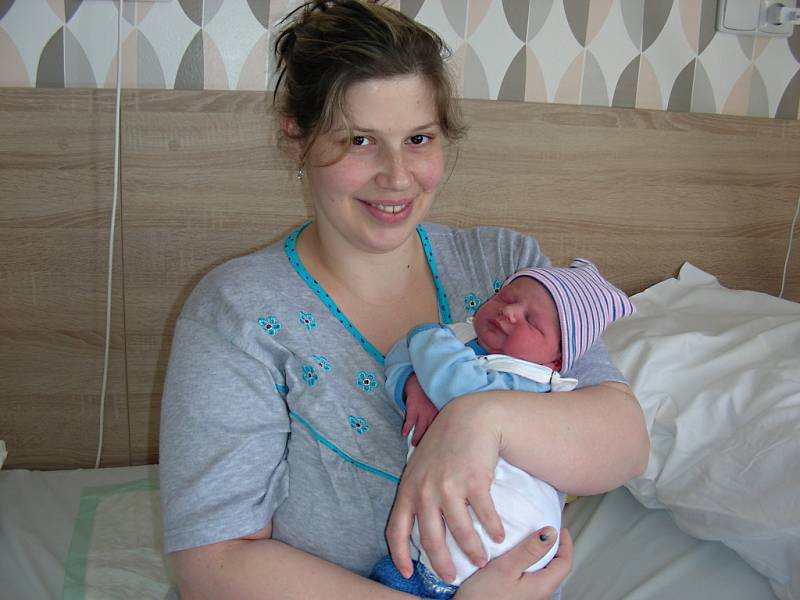 ŠŤASTNÁ maminka Petra Gombitová z Doubravčic, chová v náručí syna Matěje, který se jí narodil 3. dubna 2018. Chlapeček v ten den vážil 3,52 kg a měřil 50 cm. Z Matěje se radují tatínek Peter a bráška Jakub (1 r. 10 m.) Gombitovi.