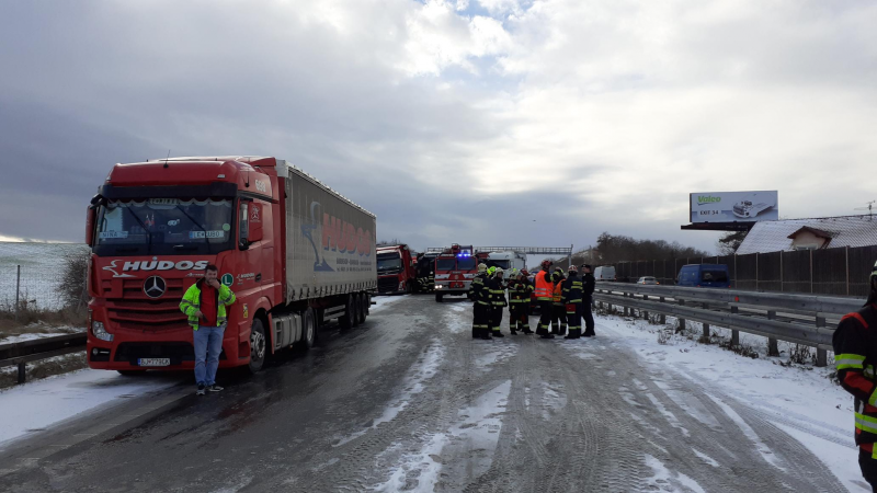 Dálnici D5 na 33. kilometru zablokovala ve čtvrtek 20. ledna hromadná nehoda.