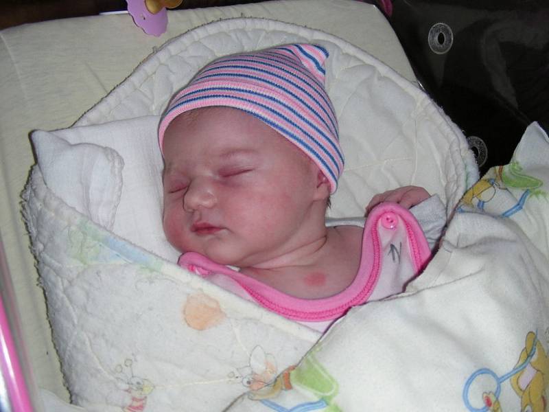 Ema Potůčková se narodila 11. listopadu 2018 a mohla se pochlubit pěknou váhou 4,35 kg a mírou 53 cm. Rodiče přivedli svoji prvorozenou dcerku Emičku na svět společně.