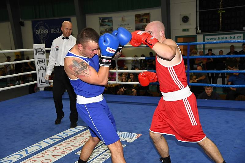 Z desátého ročníku Galavečeru boxu ve sportovní hale v Králově Dvoře.