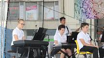 Na Husově náměstí v Berouně se ve čtvrtek odpoledne uskutečnila hudební přehlídka  základních uměleckých škol. Její průběh pokazilo deštivé počasí.