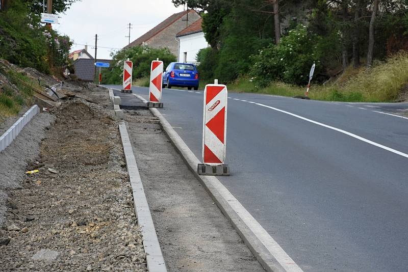 Střední Čechy (15. 6. 2018) – Dopravní značení u rekonstruovaného chodníku ve Vráži na Berounsku – směrové tabule.