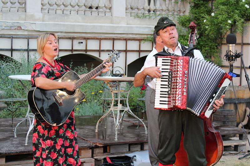 V zahradě zámku v Mníšku pod Brdy se v podání zadnotřebaňských ochotníků uskutečnila další derniéra muzikálu Postřižiny.