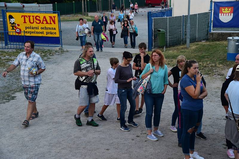 Promítání na fotbalovém stadionu králodvorských Cábelíků.