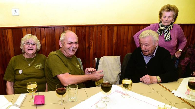 Ze setkání v restauraci Na Knížecí v Králově Dvoře u příležitosti 50. výročí založení turistického oddílu Tuláci.
