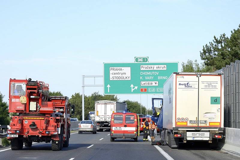 Na dálnici D5 ve směru na Prahu se střetly dva kamiony.