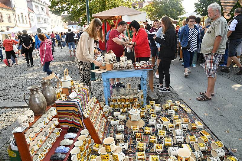 Z podzimních hrnčířských a řemeslných trhů na Husově náměstí v Berouně.