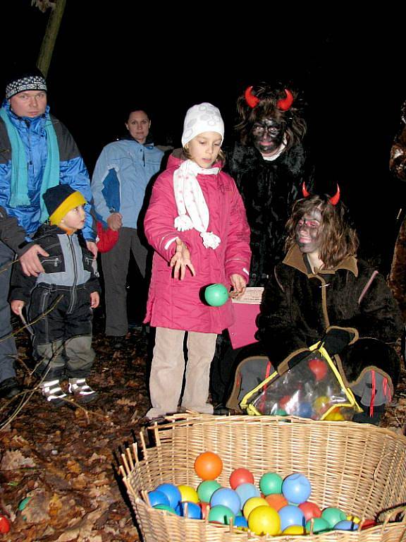 Pochod přes tři pekla v Komárově.