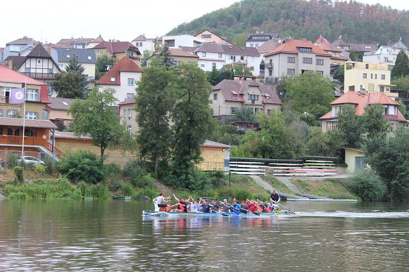 V berounském autokempu bylo o víkendu rušno. Konal se zde už 13. ročník závodů dračích lodí Berounský drak. Jeho součástí byl i Lunapark pro děti.