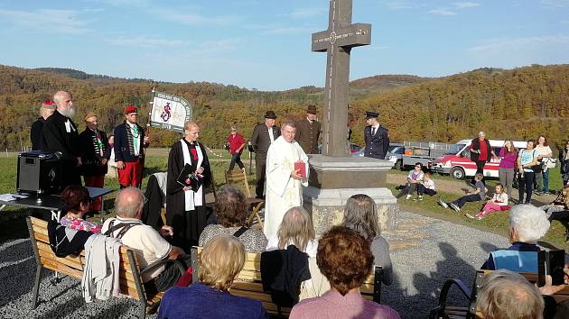Kříž vysvětil kněz Josef Jonáš, modlitby pronesli také farářka Jana Šmardová a farář Michal Šourek.