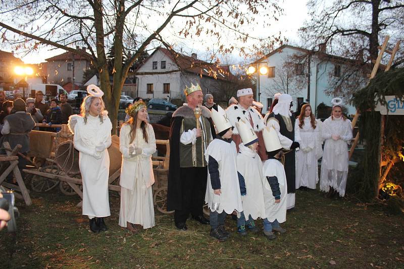 Jubilejní ročník Živého betléma v Otročiněvsi veřejnosti představil Ježíšky, kteří ulehli do kolébky v jesličkách za posledních dvacet let.