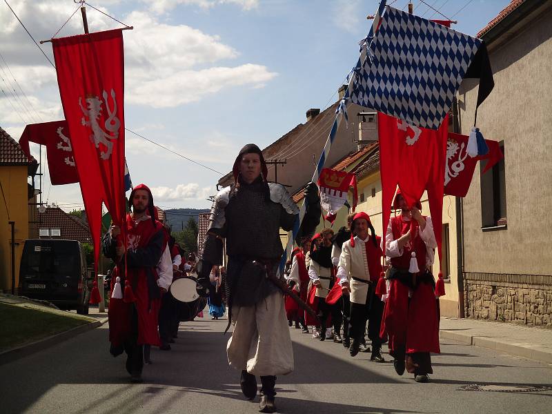 Na Tetín dorazil v sobotu 2. června průvod vévody Štěpána, další den pokračoval na Karlštejn v rámci královského průvodu.