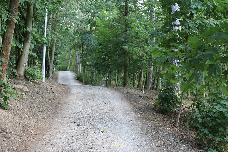 Lesopark Knihov ve Zdicích se stal oblíbeným místem pro pasivní i aktivní odpočinek.