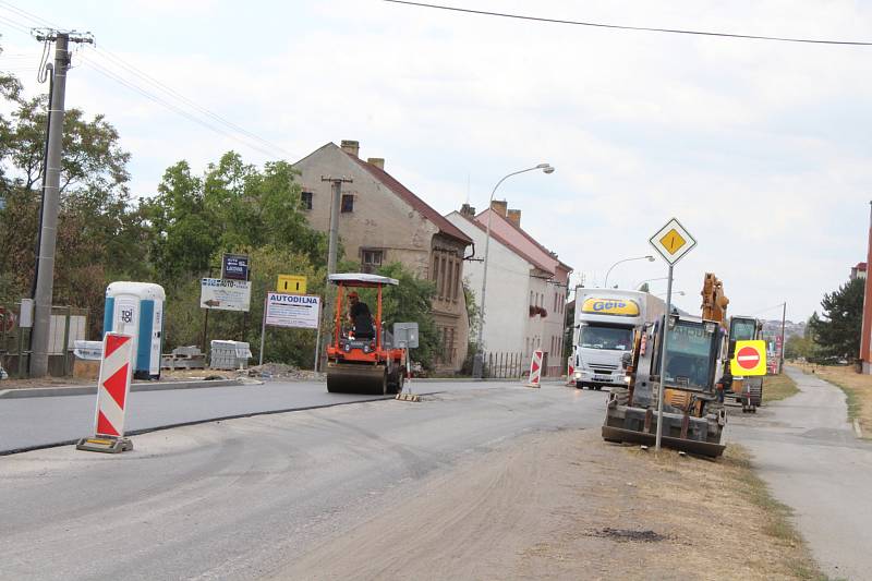 Na silnici v Plzeňské ulici se začal pokládat nový asfalt.