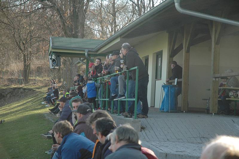 Komárovští fotbalisté (v černém) si lehce poradili s posledními Petrovicemi.