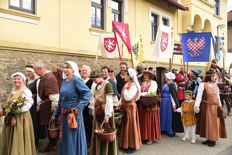 Z císařského průvodu v rámci Karlštejnského vinobraní.