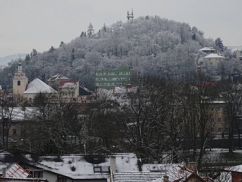 Zasněžená krajina při pohledu ze školní družiny.