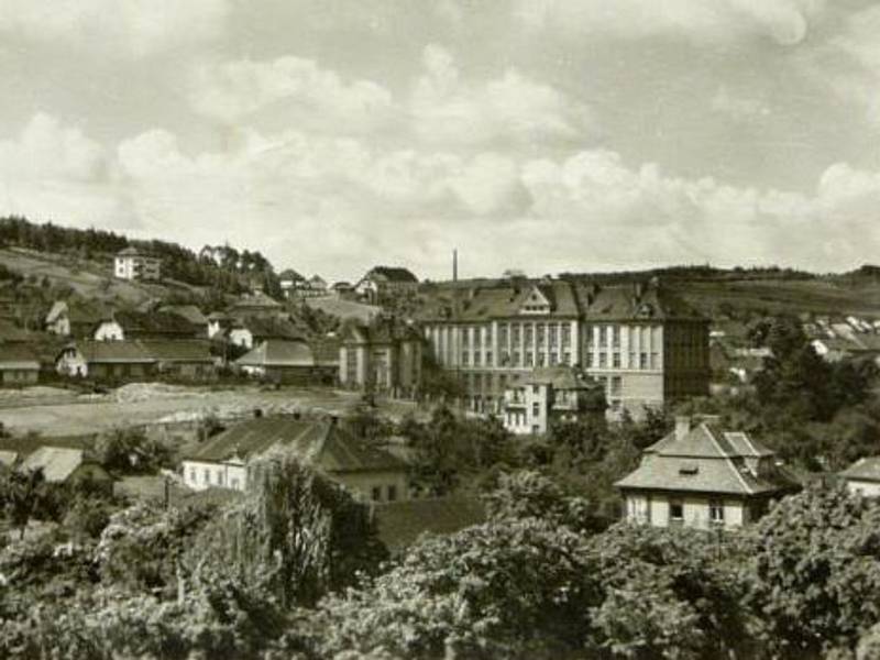 Pohled na tehdejší učitelský ústav v Hořovicích. Nyní je v něm gymnázium Václava Hraběte a základní škola.