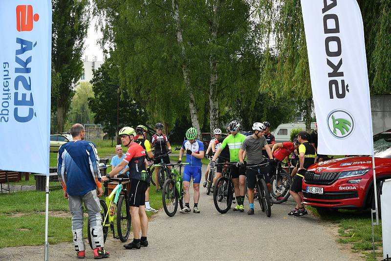 Cyklisté při víkendové akci pro celou rodinu Kolo pro život.