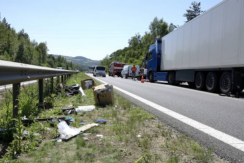 Nehoda na D5 si vyžádala jednoho těžce zraněného.