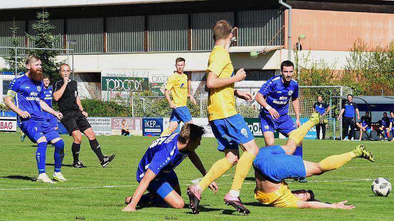 Fotbalisté Králova Dvora (v modrém) vyhráli středočeské derby.