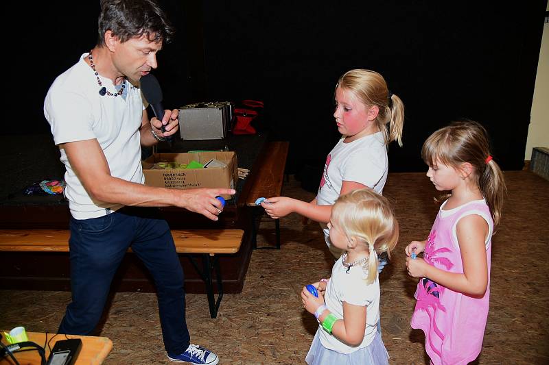 V areálu zámku v Králově Dvoře bylo v neděli veselo s moderátorem Oldou Burdou. Letos dětem přivezl kouzelníka Harryho Pottera.