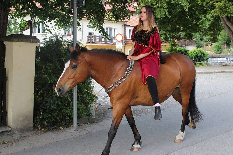 Na Tetín dorazil v sobotu 2. června průvod vévody Štěpána, další den pokračoval na Karlštejn v rámci královského průvodu.