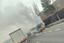 Na dálnici D5 nedaleko sjezdu na Beroun hořel v pátek ráno autobus.