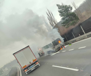 Na dálnici D5 nedaleko sjezdu na Beroun hořel v pátek ráno autobus.