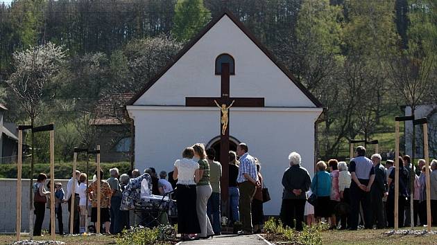 Otevření a vysvěcení urnového háje.