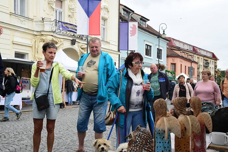 Hrnčířské trhy na Husově náměstí v Berouně.